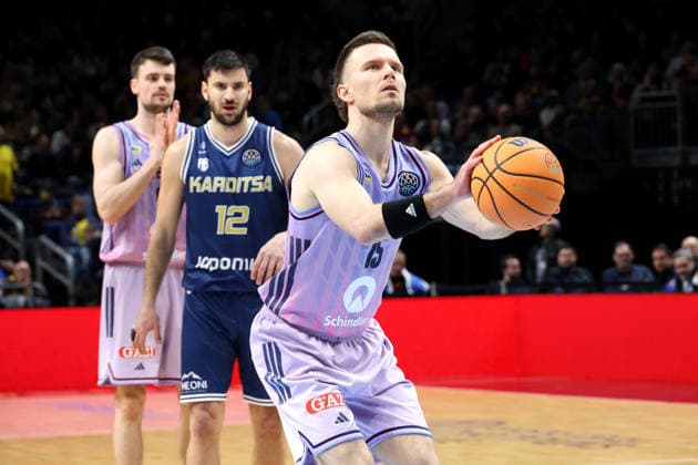 DEU, European Cup, ALBA vs AS Karditsa Iaponiki, 04 02 2026, Uber Arena, Berlin, DEU, European Cup, ALBA vs AS Karditsa Iaponiki, in the picture free throw by Martin Hermannsson ALBA Berlin 15 , JONAS MATTISSECK ALBA Berlin 9 , Nikolaos Diplaros Karditsa Iaponiki 12 nordphotoxGmbHx xEngler nph00076