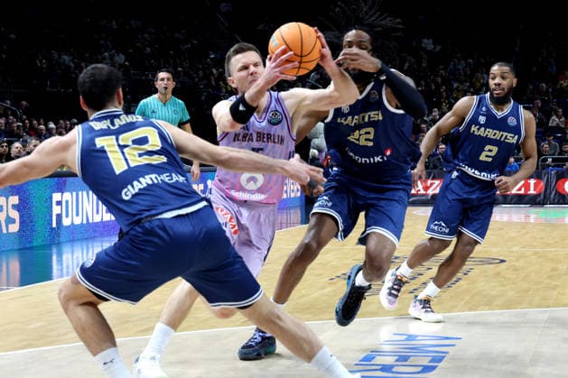 DEU, European Cup, ALBA vs AS Karditsa Iaponiki, 04 02 2026, Uber Arena, Berlin, DEU, European Cup, ALBA vs AS Karditsa Iaponiki, in the picture Martin Hermannsson ALBA Berlin 15 , Warren Washington Karditsa Iaponiki 22 , Nikolaos Diplaros Karditsa Iaponiki 12 , Brandon Jefferson Karditsa Iaponiki 2 nordphotoxGmbHx xEngler nph00076