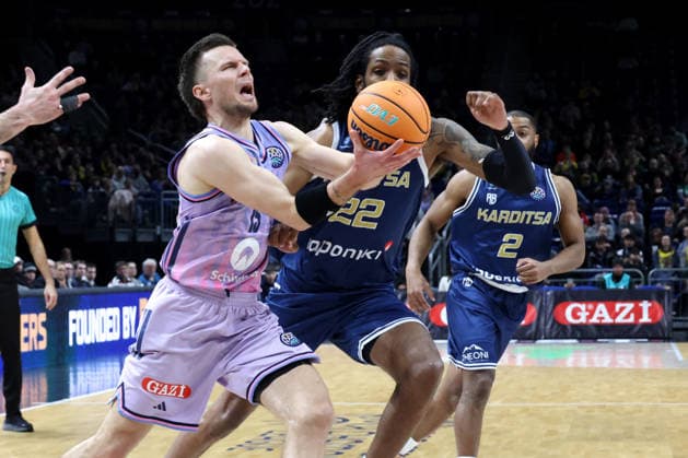 DEU, European Cup, ALBA vs AS Karditsa Iaponiki, 04 02 2026, Uber Arena, Berlin, DEU, European Cup, ALBA vs AS Karditsa Iaponiki, in the picture Martin Hermannsson ALBA Berlin 15 , Warren Washington Karditsa Iaponiki 22 , Brandon Jefferson Karditsa Iaponiki 2 nordphotoxGmbHx xEngler nph00076