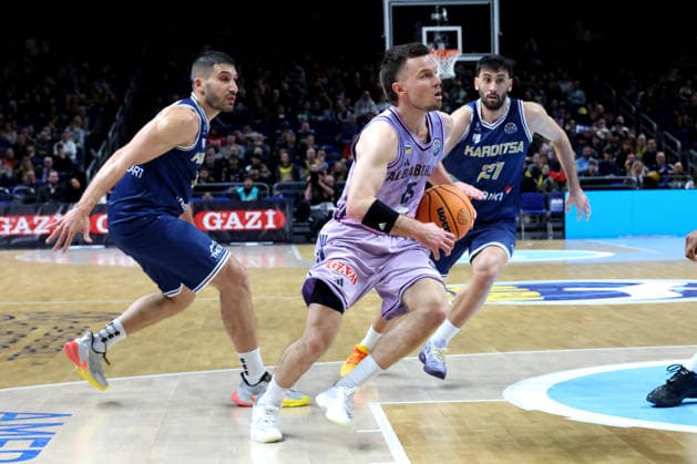 DEU, European Cup, ALBA vs AS Karditsa Iaponiki, 04 02 2026, Uber Arena, Berlin, DEU, European Cup, ALBA vs AS Karditsa Iaponiki, in the picture Martin Hermannsson ALBA Berlin 15 , Georgos Kamperidis Karditsa Iaponiki 21 , Leonidas Kaselakis Karditsa Iaponiki 14 nordphotoxGmbHx xEngler nph00076