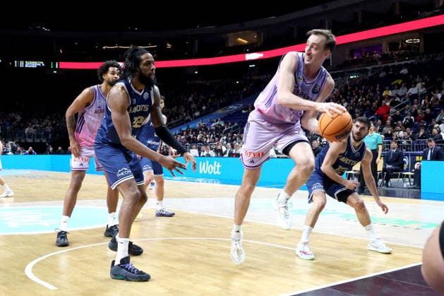 DEU, European Cup, ALBA vs AS Karditsa Iaponiki, 04 02 2026, Uber Arena, Berlin, DEU, European Cup, ALBA vs AS Karditsa Iaponiki, in the picture Moses Wood ALBA Berlin 11 , Warren Washington Karditsa Iaponiki 22 nordphotoxGmbHx xEngler nph00076