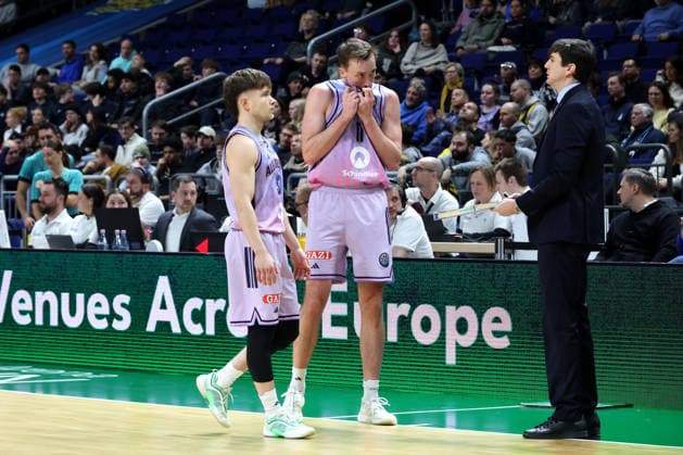 DEU, European Cup, ALBA vs AS Karditsa Iaponiki, 04 02 2026, Uber Arena, Berlin, DEU, European Cup, ALBA vs AS Karditsa Iaponiki, in the picture CHIEF COACH Pedro Calles ALBA Berlin , Moses Wood ALBA Berlin 11 , Bennet Hundt ALBA Berlin 33 nordphotoxGmbHx xEngler nph00076