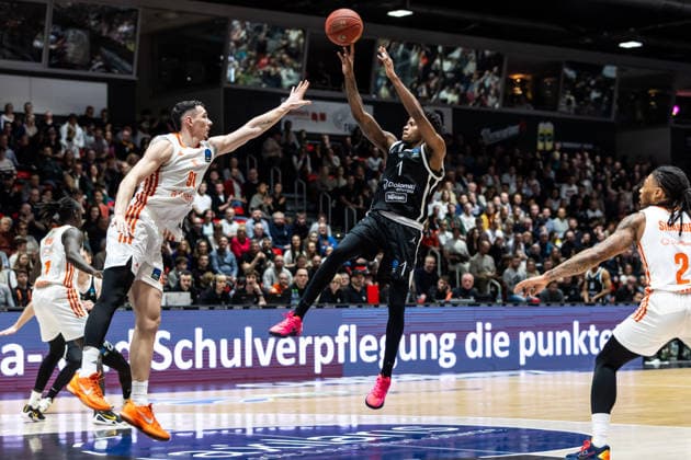 GER, BKT EuroCup, season 2025 2026, Niners Chemnitz Dolomiti Energia Trento 04 02 2026, Messe, Chemnitz, GER, BKT EuroCup, season 2025 2026, Niners Chemnitz Dolomiti Energia Trento DJ Steward Tolomiti Energia Trento 1 , Yordan Minchev Niners Chemnitz, 91 Foto Alexander Trienitz Chemnitz Messe Sachsen Germany