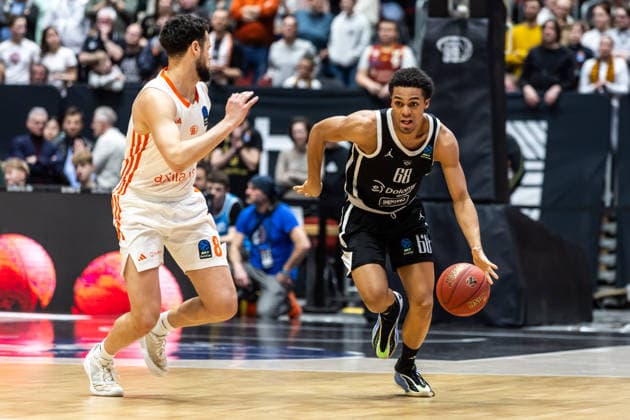 GER, BKT EuroCup, season 2025 2026, Niners Chemnitz Dolomiti Energia Trento 04 02 2026, Messe, Chemnitz, GER, BKT EuroCup, season 2025 2026, Niners Chemnitz Dolomiti Energia Trento Patrick Hassan Tolomiti Energia Trento 68 , Jordan Schakel Niners Chemnitz, 8 Foto Alexander Trienitz Chemnitz Messe Sachsen Germany