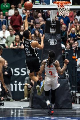 GER, BKT EuroCup, season 2025 2026, Niners Chemnitz Dolomiti Energia Trento 04 02 2026, Messe, Chemnitz, GER, BKT EuroCup, season 2025 2026, Niners Chemnitz Dolomiti Energia Trento Patrick Hassan Tolomiti Energia Trento 68 , Nike Sibande Niners Chemnitz, 2 Foto Alexander Trienitz Chemnitz Messe Sachsen Germany