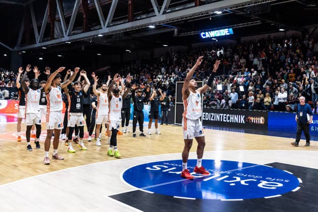 GER, BKT EuroCup, season 2025 2026, Niners Chemnitz Dolomiti Energia Trento 04 02 2026, Messe, Chemnitz, GER, BKT EuroCup, season 2025 2026, Niners Chemnitz Dolomiti Energia Trento Kaza Kajami Keane Niners Chemnitz, 10 cheers with the team Photo Alexander Trienitz Chemnitz Messe Sachsen Germany
