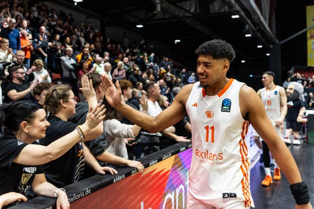 GER, BKT EuroCup, season 2025 2026, Niners Chemnitz Dolomiti Energia Trento 04 02 2026, Messe, Chemnitz, GER, BKT EuroCup, season 2025 2026, Niners Chemnitz Dolomiti Energia Trento Kostja Mushidi Niners Chemnitz, 11 thanks the fans Photo Alexander Trienitz Chemnitz Messe Sachsen Germany