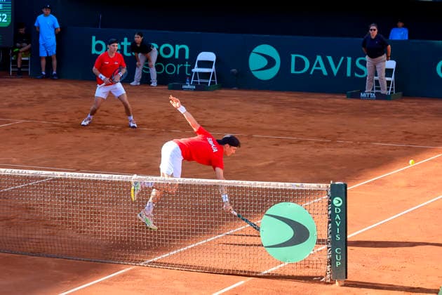 Tenis, Chile vs Serbia. Copa Davis 2026. Los tenistas serbios Ivan Sabanov y Matej Sabanov (izquierda) devuelven la pelota, frente a Tomas Barrios y Nicolas Jarry (I-derecha) durante el partido de dobles de Copa Davis valido por el Grupo Mundial, disputado en la Cancha Central Anita Lizana, Parque Estadio Nacional de Santiago, Chile. 07 02 2026 Pepe Alvujar Photosport Tenis, Chile vs Serbia. Copa Davis 2026. Serbian tennis players Ivan Sabanov and Matej Sabanov (right) return the ball, facing Tomas Barrios and Nicolas Jarry (right-left) during the Davis Cup doubles match valid for the World Group, played on the Anita Lizana Central Court, National Stadium Park in Santiago, Chile. 07 02 2026 Pepe Alvujar Photosport Chile vs Serbia dia 2, Copa Davis 2026