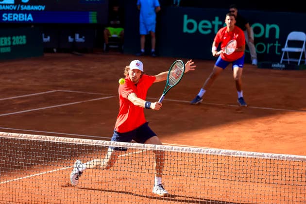 Tenis, Chile vs Serbia. Copa Davis 2026. Los tenistas chilenos Tomas Barrios y Nicolas Jarry, izquierda-, devuelven la pelota, frente a Ivan Sabanov y Matej Sabanov (D-izquierda) durante el partido de dobles de Copa Davis valido por el Grupo Mundial, disputado en la Cancha Central Anita Lizana, Parque Estadio Nacional de Santiago, Chile. 07 02 2026 Pepe Alvujar Photosport Tenis, Chile vs Serbia. Copa Davis 2026. Chilean tennis players Tomas Barrios and Nicolas Jarry (left-right) return the ball, facing Ivan Sabanov and Matej Sabanov (left) during the Davis Cup doubles match valid for the World Group, played on the Anita Lizana Central Court, National Stadium Park in Santiago, Chile. 07 02 2026 Pepe Alvujar Photosport Chile vs Serbia dia 2, Copa Davis 2026