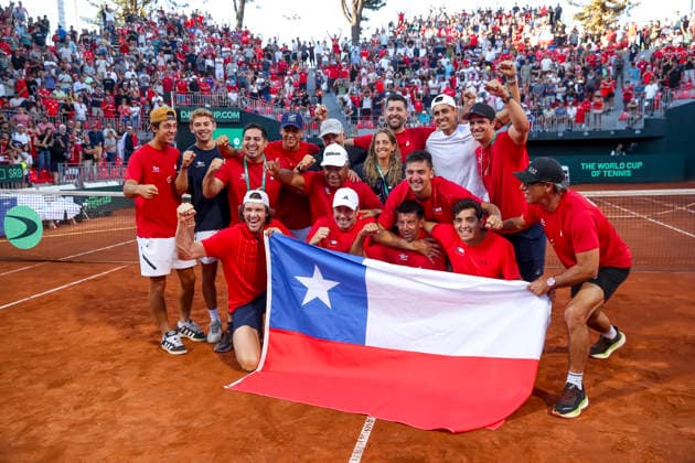 Tenis, Chile vs Serbia. Copa Davis 2026. Los tenistas chilenos Tomas Barrios y Nicolas Jarry celebran el triunfo, durante el partido de dobles de Copa Davis valido por el Grupo Mundial, disputado en la Cancha Central Anita Lizana, Parque Estadio Nacional de Santiago, Chile. 07 02 2026 Pepe Alvujar Photosport Tenis, Chile vs Serbia. Copa Davis 2026. Chilean tennis players Tomas Barrios and Nicolas Jarry celebrate their victory during the Davis Cup doubles match valid for the World Group, played on the Anita Lizana Central Court, National Stadium Park in Santiago, Chile. 07 02 2026 Pepe Alvujar Photosport Chile vs Serbia dia 2, Copa Davis 2026