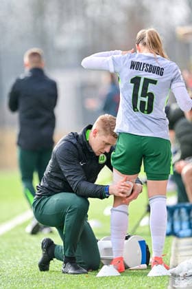 Weronika Arasniewicz Wolfsburg, 15 needs treatment, injured, injury, injured, sporting injury, 08 02 2026, Munich Germany , Soccer,2 Women Bundesliga, FC Bayern München II VfL Wolfsburg II, DFB DFL REGULATIONS PROHIBIT ANY USE OF PHOTOGRAPHS AS IMAGE SEQUENCES AND OR QUASI VIDEO xslx