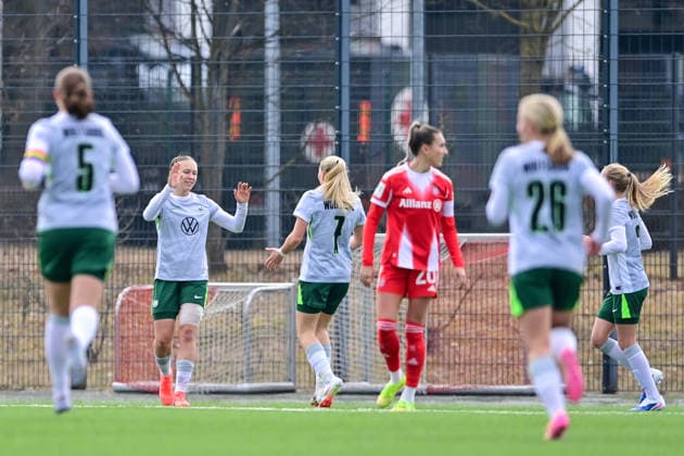 VfL Wolfsburg players with goal celebration, celebrate the goal, goal, celebration, celebration, celebration of the goal to 0 1 by Weronika Arasniewicz Wolfsburg, 15 2 v li , optimistic, Action, Action, 08 02 2026, Munich Germany , Soccer,2 Women Bundesliga, FC Bayern München II VfL Wolfsburg II, DFB DFL REGULATIONS PROHIBIT ANY USE OF PHOTOGRAPHS AS IMAGE SEQUENCES AND OR QUASI VIDEO xslx