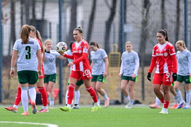 Jana Kappes FCB, 20 runs with the ball to the center circle after conceding the 0 1 goal, looking disappointed, disappointment, frustration, disappointed, pessimistic, 08 02 2026, Munich Germany , Soccer,2 Women Bundesliga, FC Bayern München II VfL Wolfsburg II, DFB DFL REGULATIONS PROHIBIT ANY USE OF PHOTOGRAPHS AS IMAGE SEQUENCES AND OR QUASI VIDEO xslx