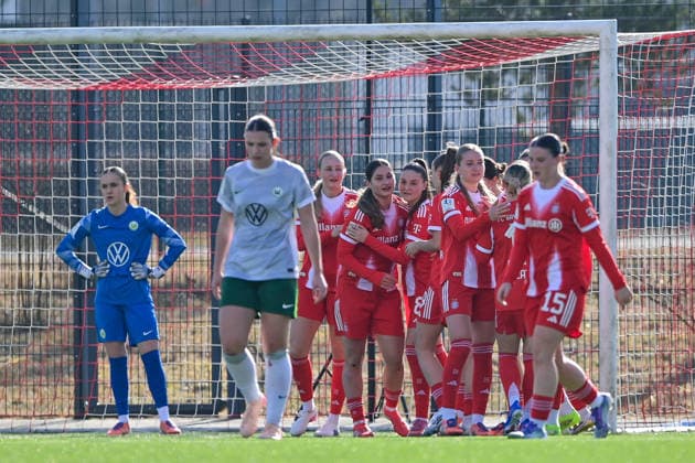 players of FC Bayern miot goal celebration, jubilation, goal celebration, celebrate the goal, goal, celebration, jubilation about the goal to 2 2, optimistic, action, action, 08 02 2026, Munich Germany , Football,2 Women Bundesliga, FC Bayern München II VfL Wolfsburg II, DFB DFL REGULATIONS PROHIBIT ANY USE OF PHOTOGRAPHS AS IMAGE SEQUENCES AND OR QUASI VIDEO xslx
