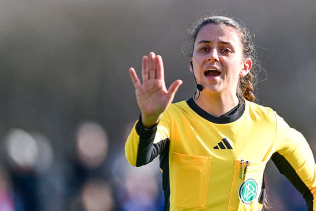 Marie Theres Muehlbauer Referee gives instructions, gesticulates, gesticulates with arms, gives instructions, gesticulate, single image, action, action, 08 02 2026, Munich Germany , Soccer,2 Women Bundesliga, FC Bayern München II VfL Wolfsburg II, DFB DFL REGULATIONS PROHIBIT ANY USE OF PHOTOGRAPHS AS IMAGE SEQUENCES AND OR QUASI VIDEO xslx