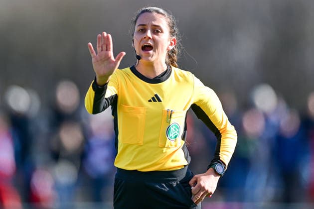Marie Theres Muehlbauer Referee gives instructions, gesticulates, gesticulates with arms, gives instructions, gesticulate, single image, action, action, 08 02 2026, Munich Germany , Soccer,2 Women Bundesliga, FC Bayern München II VfL Wolfsburg II, DFB DFL REGULATIONS PROHIBIT ANY USE OF PHOTOGRAPHS AS IMAGE SEQUENCES AND OR QUASI VIDEO xslx
