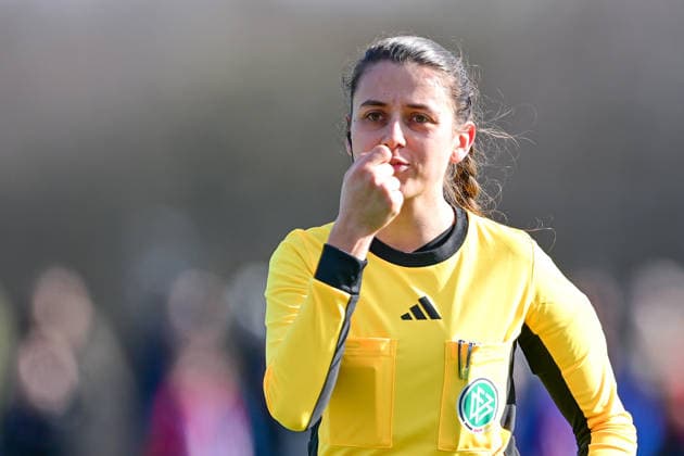 Marie Theres Muehlbauer Referee gives instructions, gesticulates, gesticulates with arms, gives instructions, gesticulate, single image, action, action, 08 02 2026, Munich Germany , Soccer,2 Women Bundesliga, FC Bayern München II VfL Wolfsburg II, DFB DFL REGULATIONS PROHIBIT ANY USE OF PHOTOGRAPHS AS IMAGE SEQUENCES AND OR QUASI VIDEO xslx