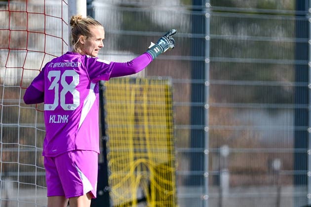 Anna Klink Goalkeeper, Goalkeeper, FCB, 38 gives instructions, gestures, gesticulates with arms, gives instructions, gesticulate, single image, action, action, 08 02 2026, Munich Germany , Football,2 Women Bundesliga, FC Bayern München II VfL Wolfsburg II, DFB DFL REGULATIONS PROHIBIT ANY USE OF PHOTOGRAPHS AS IMAGE SEQUENCES AND OR QUASI VIDEO xslx