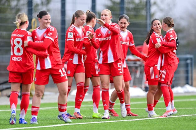 FC Bayern players celebrating the goal, celebrate the goal, goal, celebration, jubilation over the goal to 1 1, optimistic, action, action, 08 02 2026, Munich Germany , Football,2 Women Bundesliga, FC Bayern München II VfL Wolfsburg II, DFB DFL REGULATIONS PROHIBIT ANY USE OF PHOTOGRAPHS AS IMAGE SEQUENCES AND OR QUASI VIDEO xslx