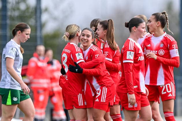 FC Bayern players celebrating the goal, celebrate the goal, goal, celebration, jubilation over the goal to 1 1, optimistic, action, action, 08 02 2026, Munich Germany , Football,2 Women Bundesliga, FC Bayern München II VfL Wolfsburg II, DFB DFL REGULATIONS PROHIBIT ANY USE OF PHOTOGRAPHS AS IMAGE SEQUENCES AND OR QUASI VIDEO xslx