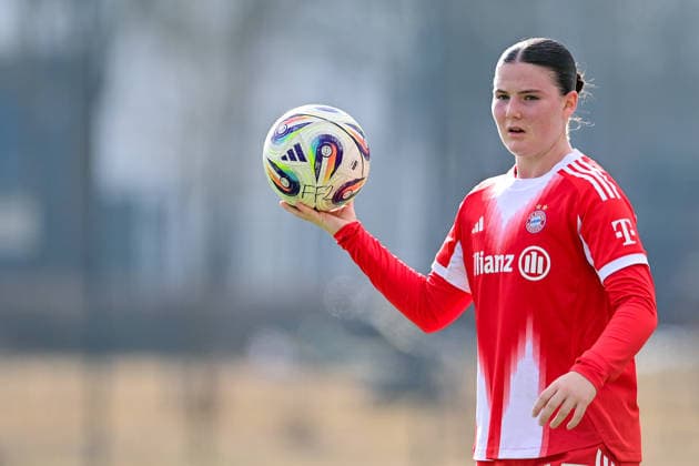 Laura Dafinger FCB, 15 at throw-in, single picture, action, action, 08 02 2026, Munich Germany , Soccer,2 Women Bundesliga, FC Bayern München II VfL Wolfsburg II, DFB DFL REGULATIONS PROHIBIT ANY USE OF PHOTOGRAPHS AS IMAGE SEQUENCES AND OR QUASI VIDEO xslx