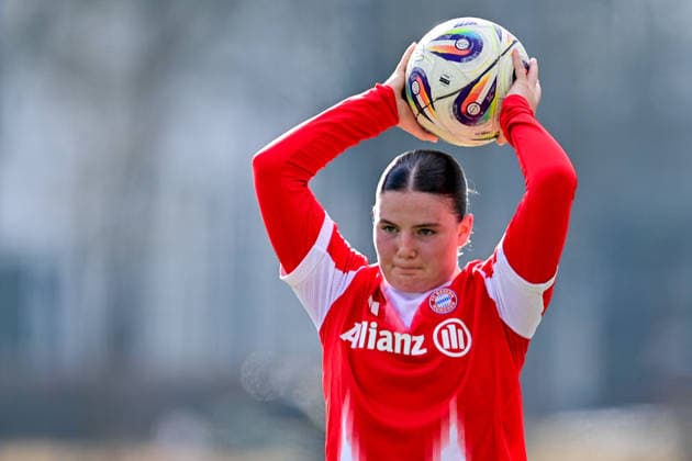 Laura Dafinger FCB, 15 at throw-in, single picture, action, action, 08 02 2026, Munich Germany , Soccer,2 Women Bundesliga, FC Bayern München II VfL Wolfsburg II, DFB DFL REGULATIONS PROHIBIT ANY USE OF PHOTOGRAPHS AS IMAGE SEQUENCES AND OR QUASI VIDEO xslx