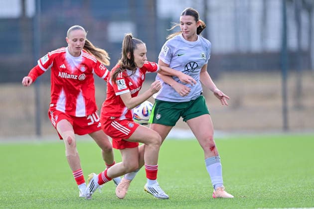 from left Hanna Wegscheider FCB, 30 Melina Hoffmann FCB, 29 Lilly Meister Wolfsburg, 4 in duel, duel, tackle, dynamic, action, action, 08 02 2026, Munich Germany , Football,2 Women Bundesliga, FC Bayern München II VfL Wolfsburg II, DFB DFL REGULATIONS PROHIBIT ANY USE OF PHOTOGRAPHS AS IMAGE SEQUENCES AND OR QUASI VIDEO xslx