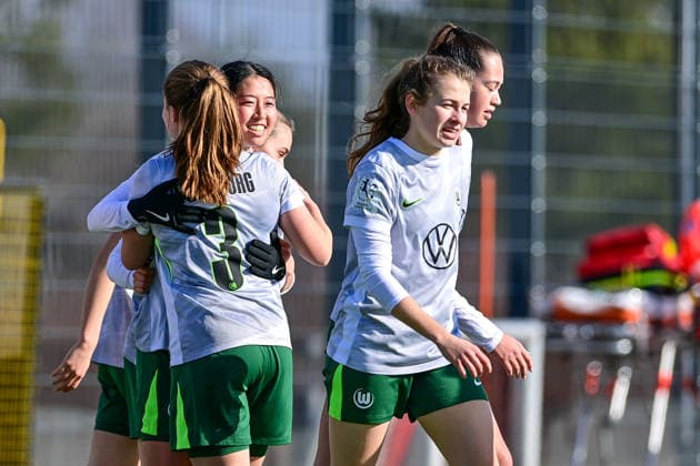 VfL Wolfsburg players celebrating the goal, celebrate the goal, goal, celebration, celebrating the goal to 1 2 by Hitomi Yamaue Wolfsburg, 23 2 v li l , optimistic, action, Action, 08 02 2026, Munich Germany , Soccer,2 Women Bundesliga, FC Bayern München II VfL Wolfsburg II, DFB DFL REGULATIONS PROHIBIT ANY USE OF PHOTOGRAPHS AS IMAGE SEQUENCES AND OR QUASI VIDEO xslx