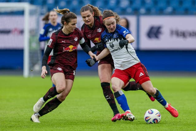 from left Sandra Starke RB Leipzig, 13 , Andrea Norheim RB Leipzig, 3 and Melanie Brunnthaler Hamburger SV, HSV, 11 in duel, duel, dynamics, action, action scene, THE DFB REGULATIONS PROHIBIT ANY USE OF PHOTOGRAPHS AS IMAGE SEQUENCES AND OR QUASI VIDEO , 08 02 2026, Hamburg Germany , Football, Google Pixel Womens Bundesliga, Hamburger SV RB Leipzig xobx