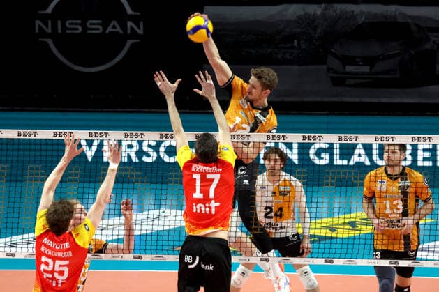 DEU, DVV, 1 VBL, BR Volleys vs Baden Volleys, 08 02 2026, Max Schmeling Halle, Berlin, DEU, DVV, 1 VBL, BR Volleys vs Baden Volleys, in the picture Florian Krage Brewitz BR Volleys 12 , Jonathan Downs BADEN VOLLEYS 17 nordphotoxGmbHx xEngler nph00076