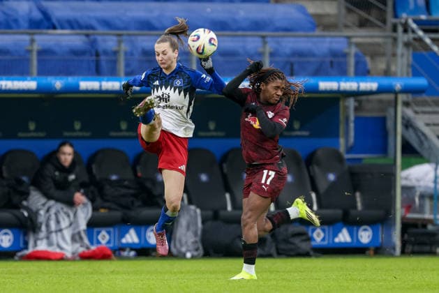 from left Emilia Hirche Hamburger SV, HSV, 20 and Delice Boboy RB Leipzig, 17 in a duel, dynamic, action, action, game scene, THE DFB REGULATIONS PROHIBIT ANY USE OF PHOTOGRAPHS AS IMAGE SEQUENCES AND OR QUASI VIDEO , 08 02 2026, Hamburg Germany , Football, Google Pixel Womens Bundesliga, Hamburger SV RB Leipzig xobx