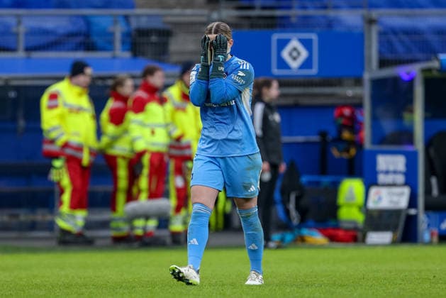 Lea Paulick goalkeeper, goalkeeper, Hamburger SV, HSV, 25 looking disappointed, disappointment, holding her hands in front of her face, emotion, emotions, defeat, THE DFB REGULATIONS PROHIBIT ANY USE OF PHOTOGRAPHS AS IMAGE SEQUENCES AND OR QUASI VIDEO , 08 02 2026, Hamburg Germany , Football, Google Pixel Womens Bundesliga, Hamburger SV RB Leipzig xobx