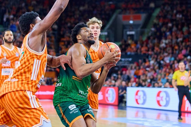 duel, duel between Malik Osborne ratiopharm ulm, 10 , Dexter Akanno Gladiators Trier, 02 GER, ratiopharm ulm vs Gladiators Trier, Basketball, 21 Matchday, EasyCredit Bundesliga, Season 2025 2026, 08 02 2026 GER, ratiopharm ulm vs Gladiators Trier, Basketball, 21 Matchday, EasyCredit Bundesliga, Season 2025 2026, 08 02 2026 New Ulm Copyright: xEibner-Pressefoto GeraldxOelze-dexStoppanyx EP_ODS