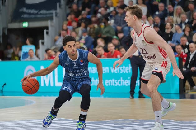 from left in duel, Kevin McClain MLP Academics Heidelberg, 03 , Justus Hollatz FC Bayern Muenchen, 21 GER, BBL, MLP Academics Heidelberg vs FC Bayern Muenchen, easycredit Basketball Bundesliga, 19 Matchday, Season, 2025 2026, 08 02 2026 GER, MLP Academics Heidelberg vs FC Bayern Muenchen, Basketball, easycredit Basketball Bundesliga, 19 Matchday, Season, 2025 2026, 08 02 2026 Heidelberg Copyright: xEibner-Pressefoto JoergxHirschx EP_JHH