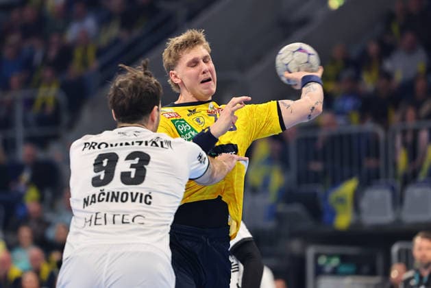 Goal throw by Edwin Aspenbaeck Rhein Neckar Loewen, 78 in duel with Veron Nacinovic THW Kiel, 93 GER, Rhein Neckar Loewen vs THW Kiel, Handball, Daikin Handball Bundesliga, Matchday 20, Season 2025 2026, 11 02 2026 GER, Rhein Neckar Loewen vs THW Kiel, Handball, Daikin Handball Bundesliga, Matchday 20, Season 2025 2026, 11 02 2026 Mannheim Copyright: xEibner-Pressefoto RenexWeissx EP_RWS