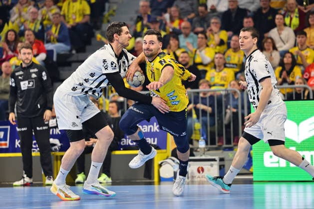 Goal throw by Dani Baijens Rhein Neckar Loewen, 77 in duel with Hendrik Pekeler THW Kiel, 61 GER, Rhein Neckar Loewen vs THW Kiel, Handball, Daikin Handball Bundesliga, Matchday 20, Season 2025 2026, 11 02 2026 GER, Rhein Neckar Loewen vs THW Kiel, Handball, Daikin Handball Bundesliga, Matchday 20, Season 2025 2026, 11 02 2026 Mannheim Copyright: xEibner-Pressefoto RenexWeissx EP_RWS