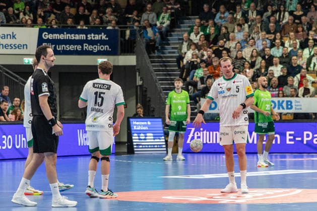 Max Darj Fuechse Berlin, 05 , Tobias Scholberg Grondahl Fuechse Berlin, 15 at throw-off GER, HSG Wetzlar vs Fuechse Berlin, Handball, 1 Bundesliga Men, Matchday 20, Season 2025 2026, 11 02 2026 GER, HSG Wetzlar vs Fuechse Berlin, Handball, 1 Bundesliga Men, Matchday 20, Season 2025 2026, 11 02 2026 Wetzlar Copyright: xEibner-Pressefoto GerhardxWingenx EP_GWR