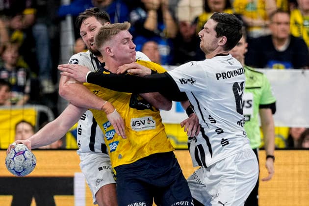 from left Harald Reinkind THW, 6 , Haukur Thrastarson RNL, 25 , Hendrik Pekeler THW, 61 , duel, duel, tackle, tackling, dynamics, action, action, 11 02 2026, Mannheim Germany , Handball, Bundesliga, Rhein Neckar Löwen THW Kiel xozx