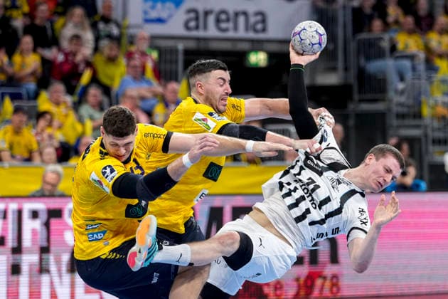 from left Sebastian Heymann RNL, 13 , Jannik Kohlbacher RNL, 80 , Elias Ellefsen a Skipagotu THW, 71 , duel, duel, tackle, tackling, dynamics, action, action, 11 02 2026, Mannheim Germany , Handball, Bundesliga, Rhein Neckar Löwen THW Kiel xozx