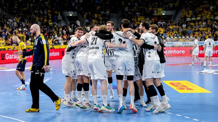 THW Kiel players, cheering after the final whistle, joy about the victory, winner, winner, cheers, cheering, cheerful, positive, happy, rejoicing, optimistic, highlight, action, action, 11 02 2026, Mannheim Germany , Handball, Bundesliga, Rhein Neckar Löwen THW Kiel xozx