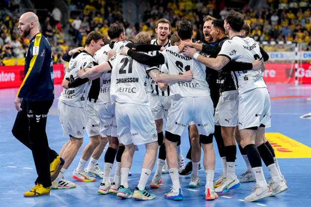 THW Kiel players, cheering after the final whistle, joy about the victory, winner, winner, cheers, cheering, cheerful, positive, happy, rejoicing, optimistic, highlight, action, action, 11 02 2026, Mannheim Germany , Handball, Bundesliga, Rhein Neckar Löwen THW Kiel xozx