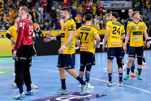 Rhein Neckar Löwen players, disappointed about the defeat, disappointment after the final whistle, highlight, loser, lost, frustration, disappointed, pessimistic, 11 02 2026, Mannheim Germany , Handball, Bundesliga, Rhein Neckar Löwen THW Kiel xozx