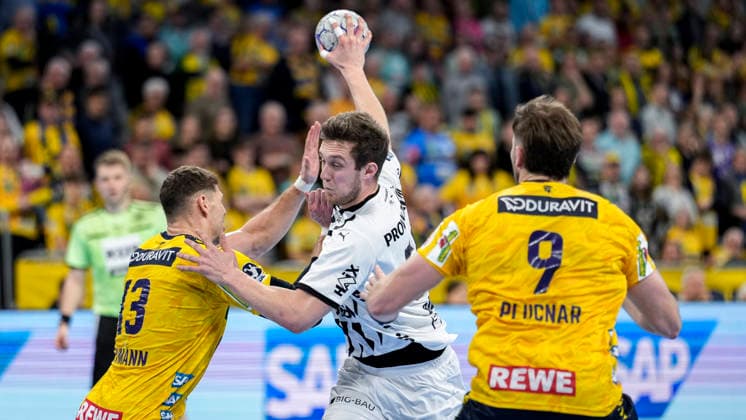 from left Sebastian Heymann RNL, 13 , Nikola Bilyk Mykola Bilyk, THW, 53 , Steven Plucnar Jacobsen RNL, 9 , duel, duel scene, duel, tackle, tackling, dynamics, action, action, 11 02 2026, Mannheim Germany , Handball, Bundesliga, Rhein Neckar Löwen THW Kiel xozx