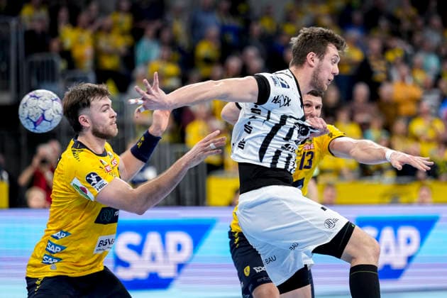 from left Steven Plucnar Jacobsen RNL, 9 , Nikola Bilyk Mykola Bilyk, THW, 53 on backhand throw, Sebastian Heymann RNL, 13 , duel, duel scene, duel, tackle, tackling, dynamics, action, action, 11 02 2026, Mannheim Germany , Handball, Bundesliga, Rhein Neckar Löwen THW Kiel xozx