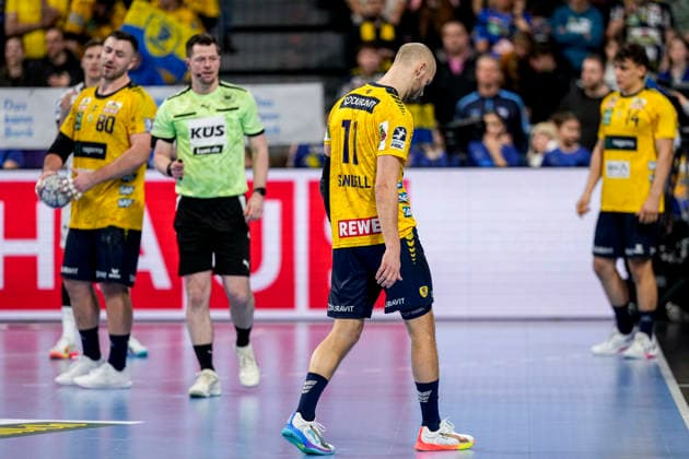 from left Jannik Kohlbacher RNL, 80 , Lukas Sandell RNL, 11 , Gino Steenaerts RNL, 14 , Rhein Neckar Löwen player, looking disappointed, disappointment, frustration, disappointed, pessimistic, action, action scene, 11 02 2026, Mannheim Germany , Handball, Bundesliga, Rhein Neckar Löwen THW Kiel xozx