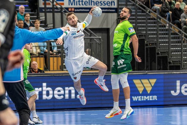 Nejc Cehte Fuechse Berlin, tries a spin, Philipp Ahouansou HSG Wetzlar, 19 comes too late GER, HSG Wetzlar vs Fuechse Berlin, Handball, 1 Bundesliga Men, Matchday 20, Season 2025 2026, 11 02 2026 GER, HSG Wetzlar vs Fuechse Berlin, Handball, 1 Bundesliga Men, Matchday 20, Season 2025 2026, 11 02 2026 Wetzlar Copyright: xEibner-Pressefoto GerhardxWingenx EP_GWR