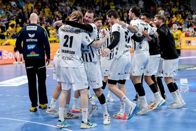 THW Kiel players, cheering after the final whistle, joy about the victory, winner, winner, cheers, cheering, cheerful, positive, happy, rejoicing, optimistic, highlight, action, action, 11 02 2026, Mannheim Germany , Handball, Bundesliga, Rhein Neckar Löwen THW Kiel xozx