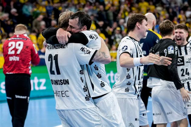 from left Eric Johansson THW, 21 and Domagoj Duvnjak THW, 4 hugging each other, players of THW Kiel, cheering after the final whistle, joy about the victory, winner, winner, cheers, cheering, cheerful, positive, happy, rejoicing, optimistic, highlight, action, action, 11 02 2026, Mannheim Germany , Handball, Bundesliga, Rhein Neckar Löwen THW Kiel xozx