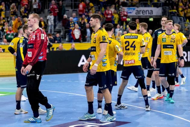 Rhein Neckar Löwen players, disappointed about the defeat, disappointment after the final whistle, highlight, loser, lost, frustration, disappointed, pessimistic, 11 02 2026, Mannheim Germany , Handball, Bundesliga, Rhein Neckar Löwen THW Kiel xozx