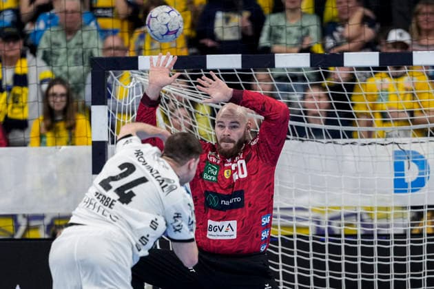 from left Lukas Zerbe THW, 24 , Mike Jensen goalkeeper, RNL, 20 , at seven meter, 7 meter, penalty throw, game scene, action, action, 11 02 2026, Mannheim Germany , Handball, Bundesliga, Rhein Neckar Löwen THW Kiel xozx
